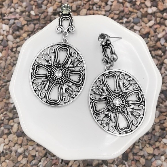 🌼 Oval Filigree Cross Drop Post Earrings - Picture 1 of 3